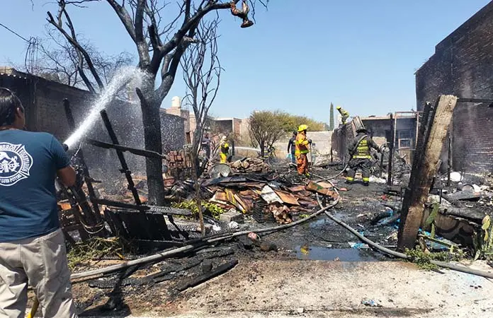 Se registra incendio en terreno en Los Limones