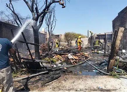 Se registra incendio en terreno en Los Limones