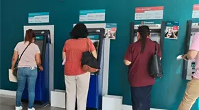 Timan a un adulto mayor en cajero