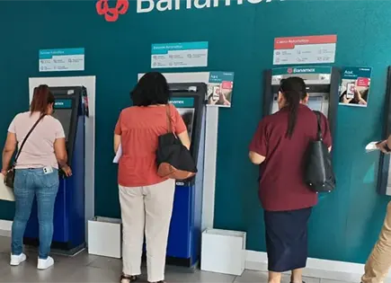 Timan a un adulto mayor en cajero