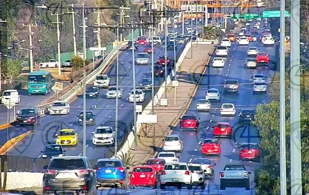 Aumenta carga vehicular en principales vialidades de la ciudad