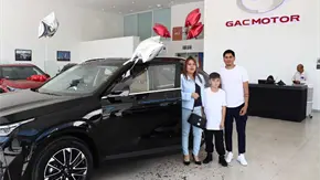 Entrega de camioneta GS4 Max modelo 2026 a ganador de su sorteo GAC x Huawei