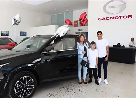 Entrega de camioneta GS4 Max modelo 2026 a ganador de su sorteo GAC x Huawei