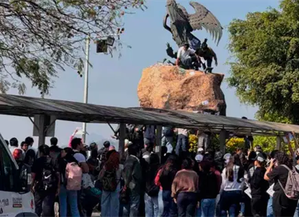 Estudiantes de UAEM toman rectoría y cierran accesos en protesta Estudiantes de UAEM toman rectoría y cierran accesos en protesta