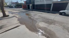 Fuga de agua afecta calles en Balcones del Valle