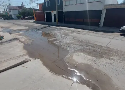 Fuga de agua afecta calles en Balcones del Valle