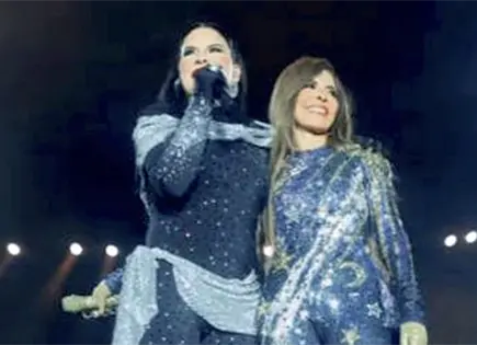 GLORIA TREVI RECIBE A MAR&Iacute;A RAQUENEL EN EL ESCENARIO