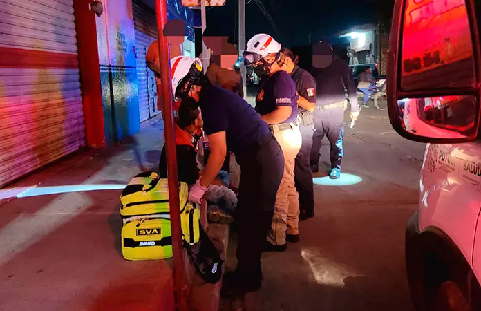 Impacta automóvil contra motociclista