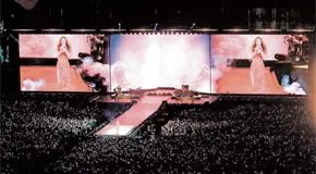 Shakira hace vibrar el Zócalo ante 400 mil personas