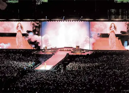 Shakira hace vibrar el Z&oacute;calo ante 400 mil personas