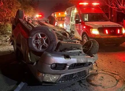 Vuelca camioneta tras chocar contra poste en Valles; dos heridos