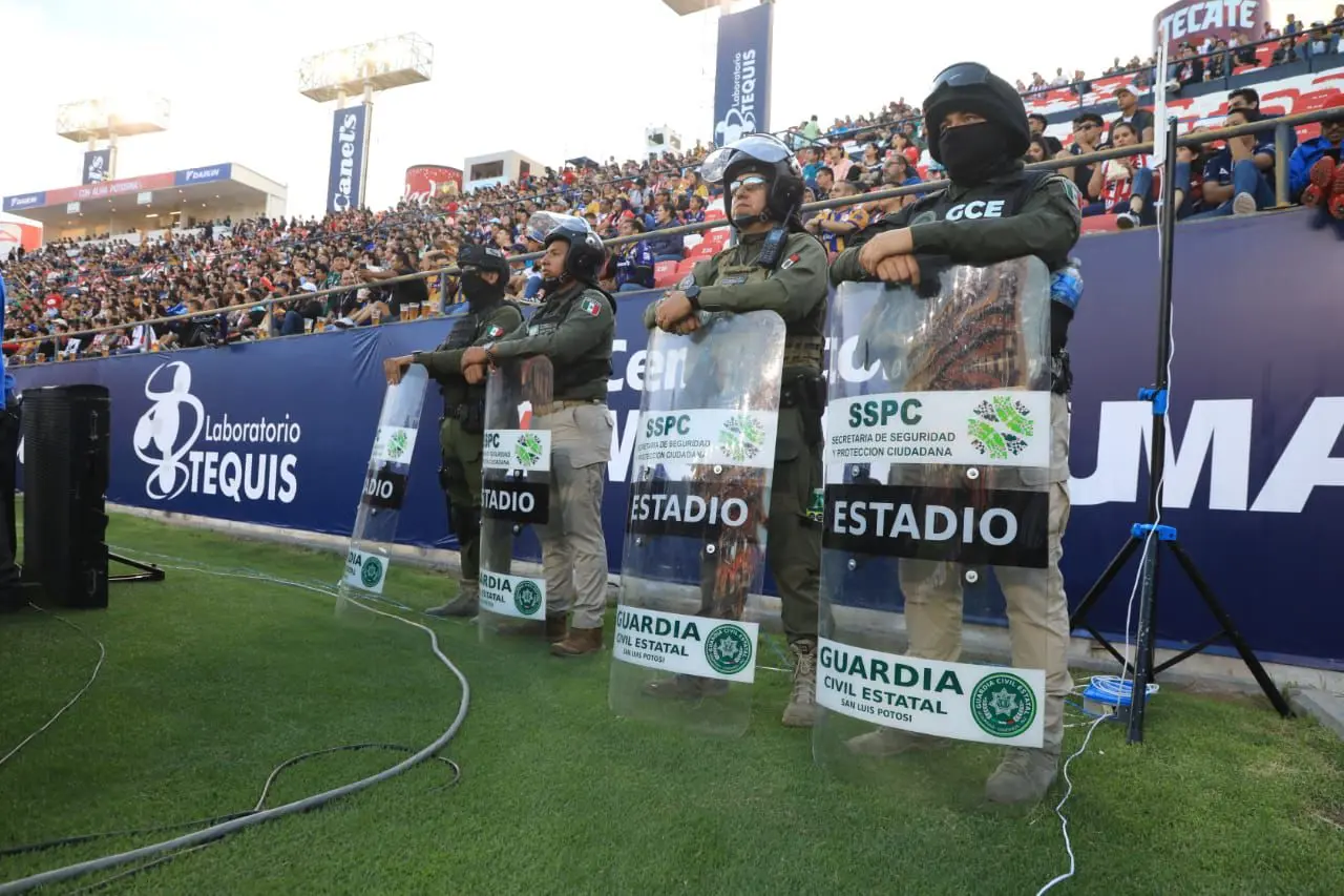 Operativo de seguridad en estadio.