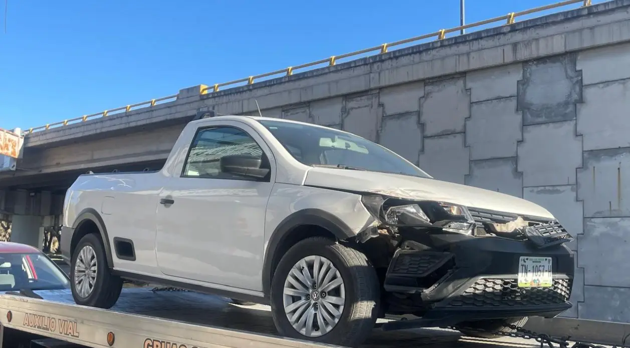 Choque en glorieta Mariano Jiménez deja daños materiales