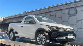 Choque en glorieta Mariano Jiménez deja daños materiales