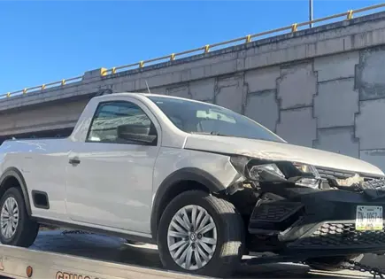 Choque en glorieta Mariano Jiménez deja daños materiales Choque en glorieta Mariano Jiménez deja daños materiales
