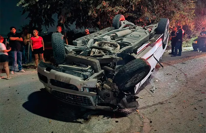 Choque volcadura, deja dos lesionados