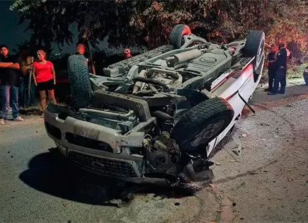 Choque volcadura, deja dos lesionados