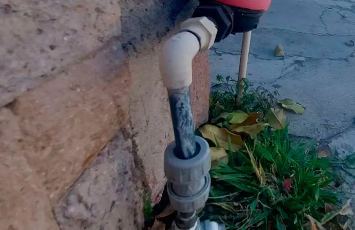 Clausuran toma clandestina que operaba en las noches