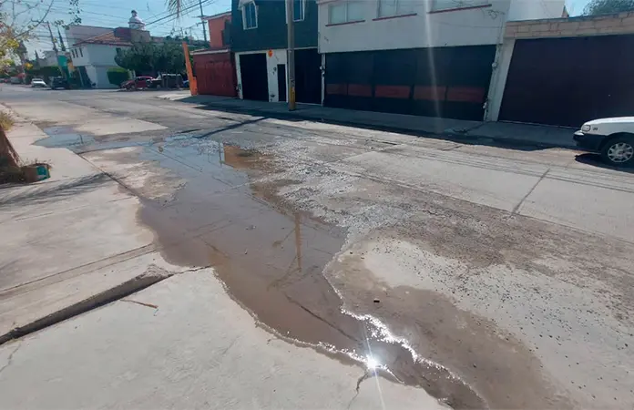 Denuncian fuga de agua en Balcones