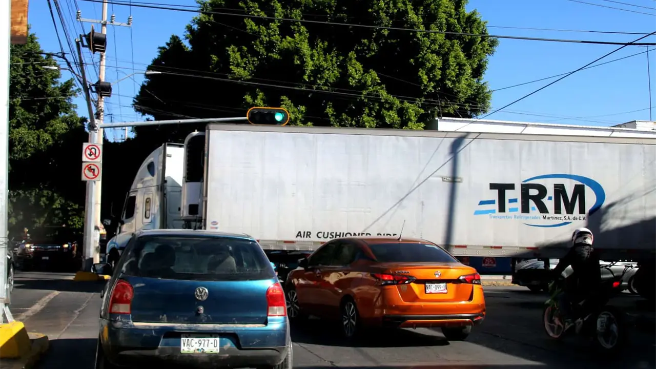 Tráiler atorado | Foto por Alberto Martínez