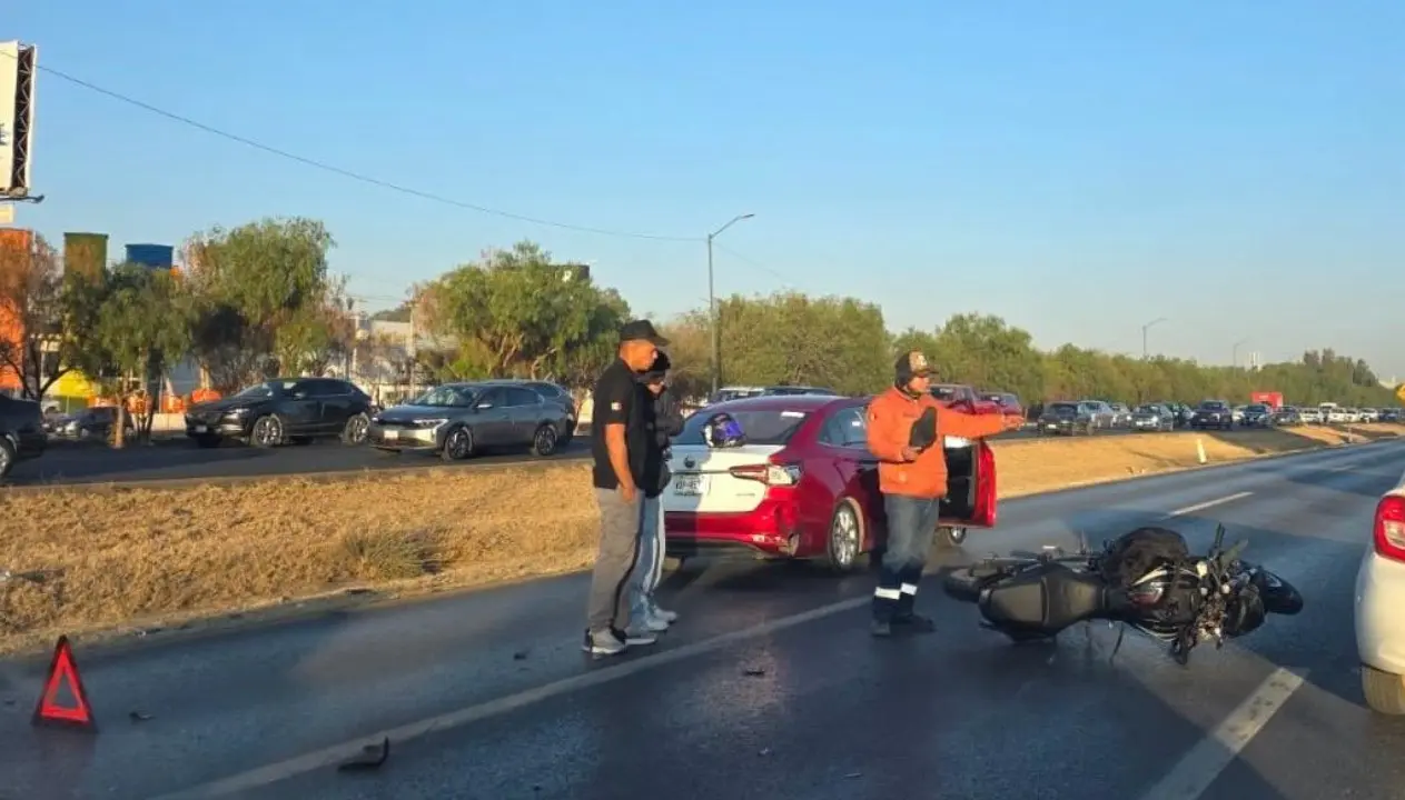 Motociclista resulta lesionado en alcance sobre la 57