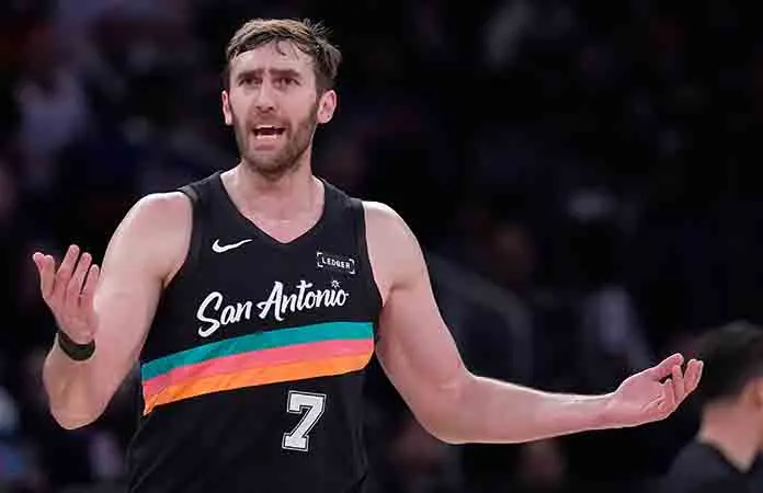 Pide Luke Kornet a Hawks cancelar promoción