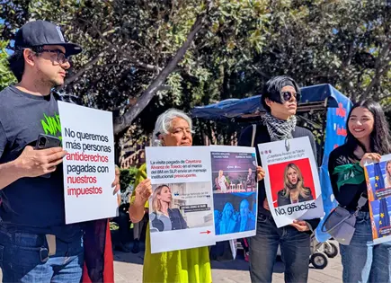 Protestan contra visita de Cayetana Álvarez en Día de la Mujer Protestan contra visita de Cayetana Álvarez en Día de la Mujer