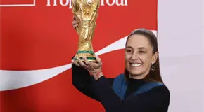Sheinbaum alza trofeo mundialista en Palacio Nacional Sheinbaum alza trofeo mundialista en Palacio Nacional