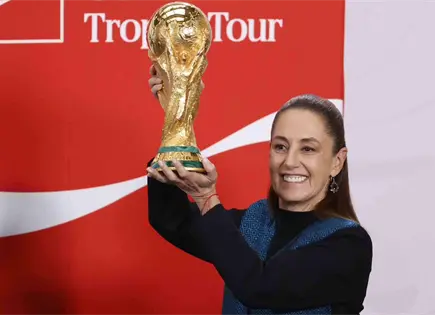 Sheinbaum alza trofeo mundialista en Palacio Nacional