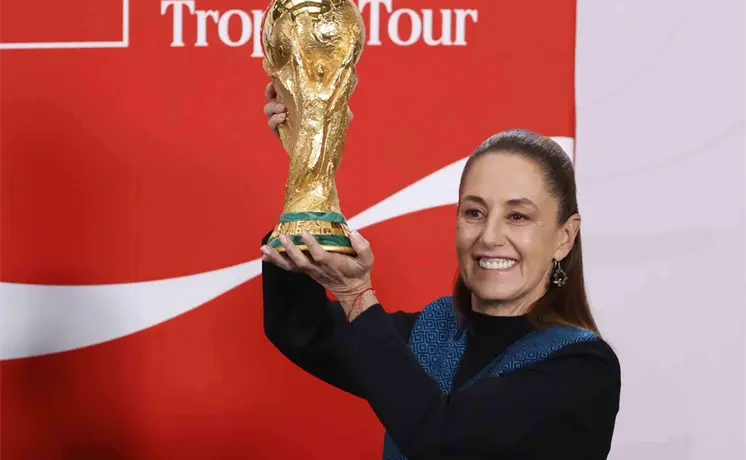 Sheinbaum alza trofeo mundialista en Palacio Nacional Sheinbaum alza trofeo mundialista en Palacio Nacional