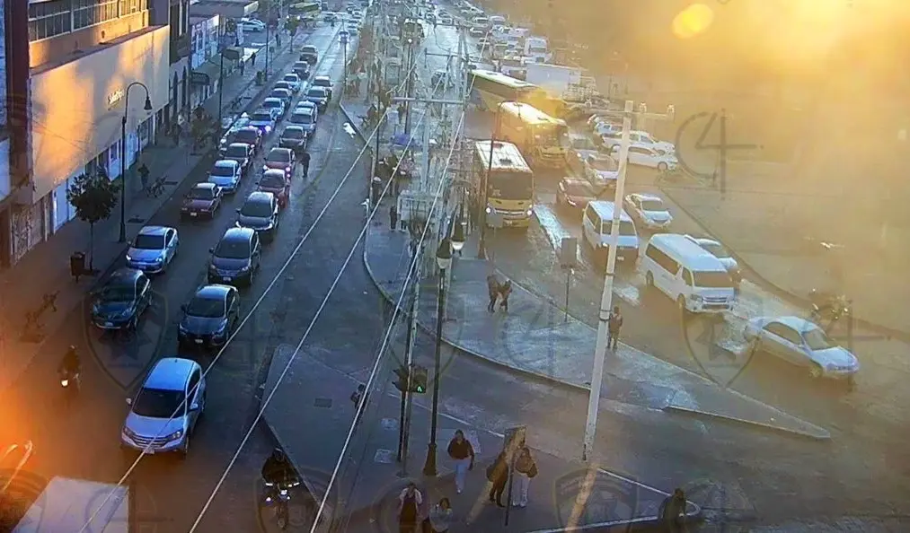 Tr&aacute;fico intenso complica la ma&ntilde;ana en la capital potosina