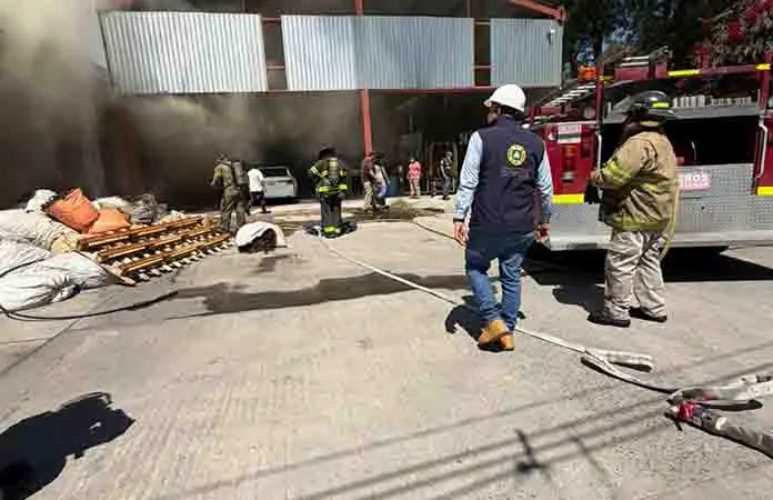 Arde una bodega de chiles en Barrio de Tlaxcala
