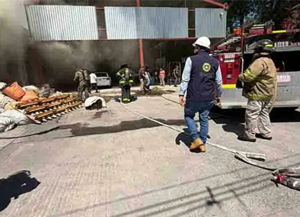 Arde una bodega de chiles en Barrio de Tlaxcala Arde una bodega de chiles en Barrio de Tlaxcala