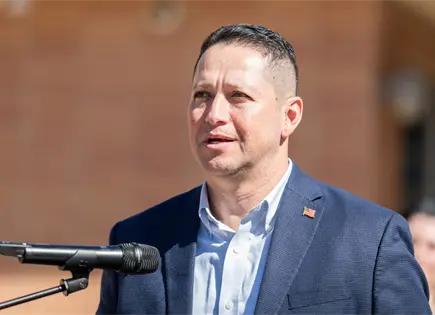 Comit&eacute; de &Eacute;tica investiga a Tony Gonzales por conducta indebida