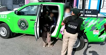 Detiene a mujer por maltrato infantil y rescatan a menores