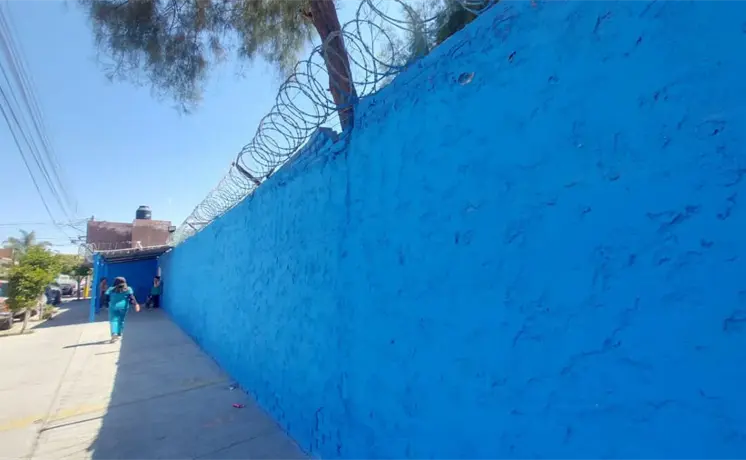 Temen que caiga barda de primaria en Morales Campestre Temen que caiga barda de primaria en Morales Campestre