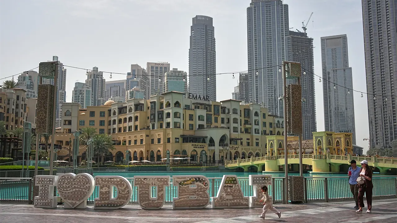 Viajeros varados por guerra con Irán pagan vuelos chárter de lujo