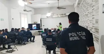 Capacitan a polis de gu&iacute;as tur&iacute;sticos