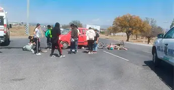 Choca motociclista contra un autom&oacute;vil