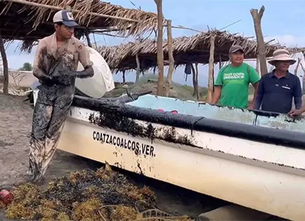 Denuncian derrame de crudo en playas