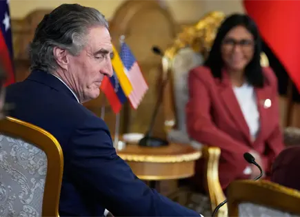 Doug Burgum se re&uacute;ne con Delcy Rodr&iacute;guez en Caracas para impulsar miner&iacute;a
