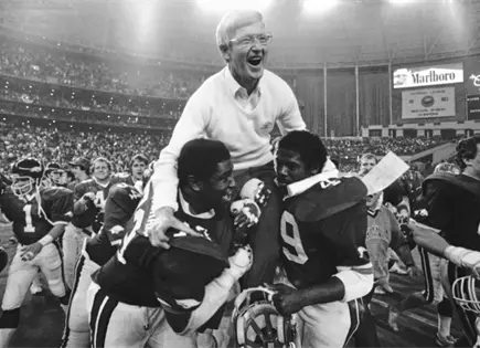 Fallece Lou Holtz, entrenador hist&oacute;rico de f&uacute;tbol americano universitario