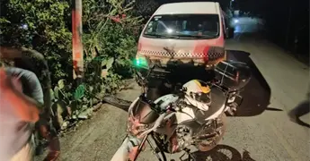 Motociclista invade carril y se impacta de frente contra transporte colectivo