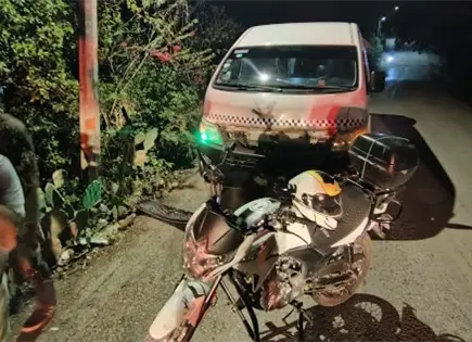 Motociclista invade carril y se impacta de frente contra transporte colectivo