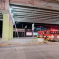 Rescatan bomberos felino atrapado en un puente