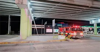 Rescatan bomberos felino atrapado en un puente