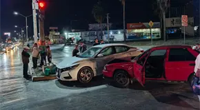 Se pasa el rojo y provoca choque en el Distribuidor Vial