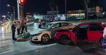 Se pasa el rojo y provoca choque en el Distribuidor Vial