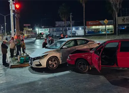 Se pasa el rojo y provoca choque en el Distribuidor Vial