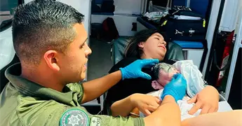 Socorristas de Pozos ayudan a madre en parto